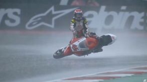Já ouviu falar do japonês que 'surfa' em cima de uma moto? Cá está ele...