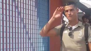 Adeptos da Juventus aos gritos ao verem Cristiano Ronaldo em campo