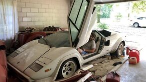 Encontrou Lamborghini e Ferrari abandonados na garagem da avó: imagina o que sucedeu?