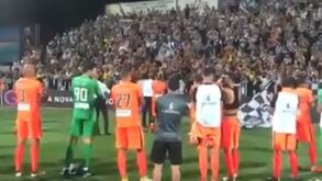 Jogadores do Boavista cantam parabéns a Jorge Simão em pleno relvado do Portimonense
