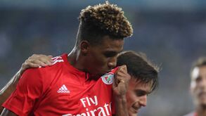 O beijo de Gedson após o primeiro golo pelo Benfica