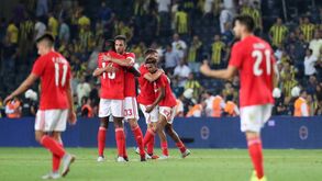 O abraço coletivo dos jogadores do Benfica e Gedson completamente de rastos