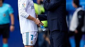 Derrota do Real Madrid vira piada nas redes sociais com Ronaldo e Zidane a 'assistir'