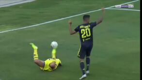 Uma estreia para esquecer: Cancelo comete penálti sobre Giaccherini