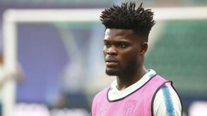 Jogador do Atlético Madrid parte os óculos a adepto e pede-lhe desculpa