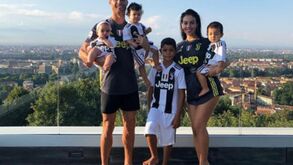 Ronaldo e família equipados a rigor: o preto e branco fica-lhes tão bem...