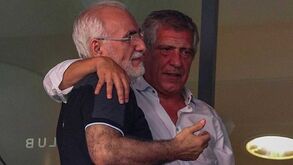 Afinal o polémico presidente do PAOK foi à Luz e deu este abraço a Fernando Santos