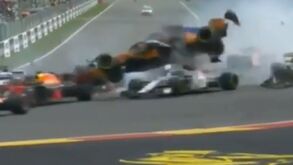 Acidente arrepiante na Fórmula 1: Fernando Alonso passa por cima de Charles Leclerc