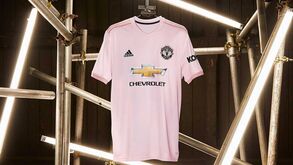 Manchester United dá que falar agora pela cor da camisola alternativa