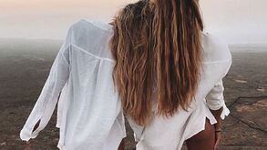 Namorada de Oliver Torres nua na praia com amiga