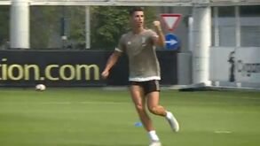 Treinos da Juventus são uma animação: Ronaldo e Dybala ganham ou não desafio de remates de primeira?