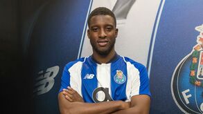 Dragões oficializam contratação de Bazoer