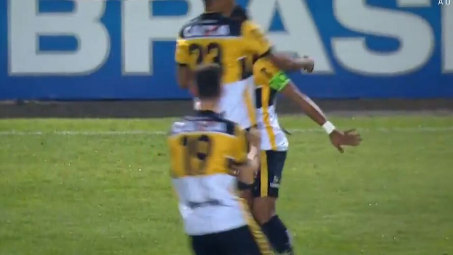 Alex Maranhão marcou ao Ponte Preta e celebrou como o português