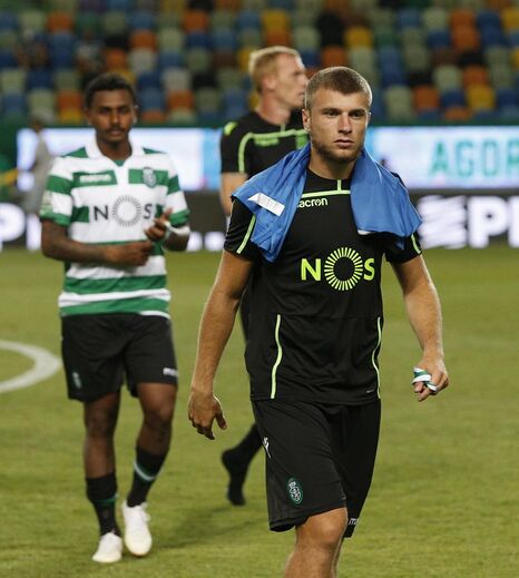 Ristovski (3) - Sempre bastante concentrado a defender, acumulou vários cortes importantes. Foi, no entanto, a atacar que acabou por destacar-se. Aos 39 minutos, subiu bem pelo flanco e cruzou de forma perfeita para Bas Dost, que em boa posição cabeceou por cima. Para já, parte à frente de Bruno Gaspar.