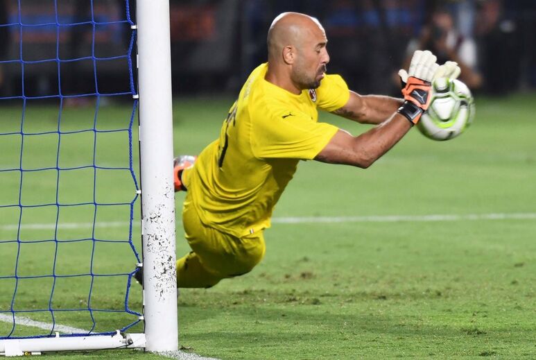 Pepe Reina - Guarda-redes espanhol transferiu-se do Nápoles para o AC Milan a custo zero