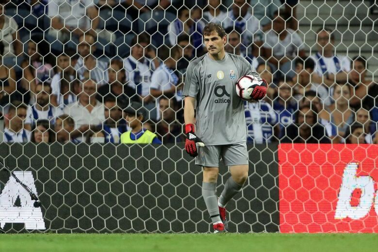 Casillas (2) - Não fez uma única defesa e foi batido por três vezes ao fundo das redes.