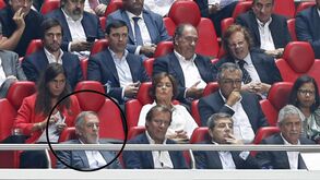 Presidente do TAD perto de Vieira nas bancadas da Luz