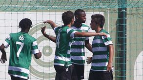 Sporting triunfa com hat-trick de Tiago Tomás