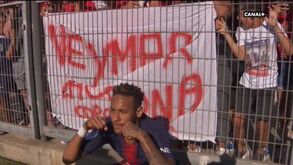 Neymar marcou e foi às 'lágrimas'... em frente a um cartaz que o chamava de 'chorão'