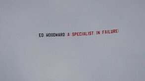 Insólito no Burnley-United: avião passou com esta tarja e Mourinho reagiu assim