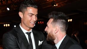 FIFA deixa Messi de fora 12 anos depois e Ronaldo fica mais perto de feito inédito