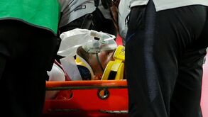 Luke Shaw saiu de maca e com máscara após choque com Carvajal