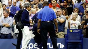 Árbitro Carlos Ramos acabou... escoltado após enorme bronca