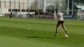  Ronaldo até a parar a bola deixa a sua imagem de marca