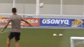 Cristiano Ronaldo faz efeito com bola que se torna viral