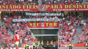 Com as claques do Benfica debaixo de fogo, Diabos Vermelhos mostraram esta tarja