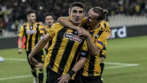 AEK vence e lidera campeonato grego 