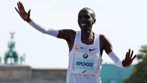 Eliud Kipchoge bate em Berlim recorde mundial da maratona