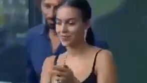 A reação de Georgina com o estádio de pé quando Cristiano Ronaldo marcou