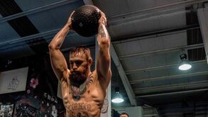 Ego imenso de Conor McGregor em estátua