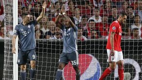 O momento em que a Luz se levantou para aplaudir o golo de Renato Sanches