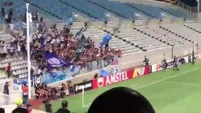 Jogador do Zurique foi celebrar com adeptos e... caiu ao fosso