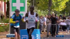 Kipchoge bateu o recorde do Mundo, mas o 'aguadeiro' também ficou famoso