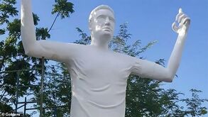 Acredite, esta estátua foi feita em homenagem a... Radamel Falcão