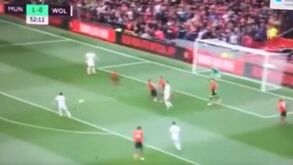 João Moutinho silencia Old Trafford com tremendo remate... de pé esquerdo