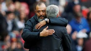 O sentido abraço entre Mourinho e Nuno Espírito Santo no final do United-Wolves