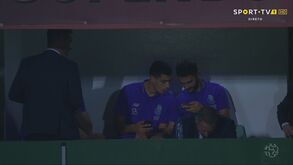 O que estariam Adrián e Diogo Leite a ver no telemóvel ao intervalo?