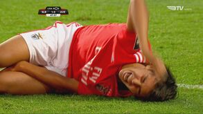 João Félix lesiona-se, sai desolado e é aplaudido pelo Estádio da Luz