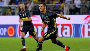 Cristiano Ronaldo ainda pode ser o primeiro a ser eleito melhor do Mundo 6 vezes... este ano