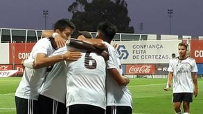 Líder Benfica vence Cova da Piedade (2-0)