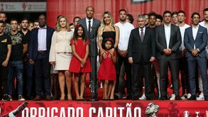 Prendas com Vieira, abraços quase em lágrimas e guarda de honra: as imagens do adeus de Luisão