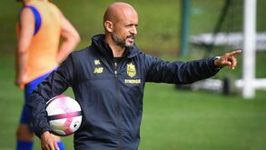 Miguel Cardoso pondera bater com a porta e deixar o Nantes