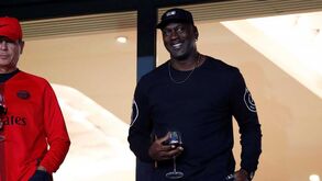 Michael Jordan assiste ao Paris SG na bancada... a beber um tinto