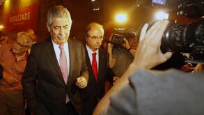 Tensão à entrada da assembleia e a polícia atenta