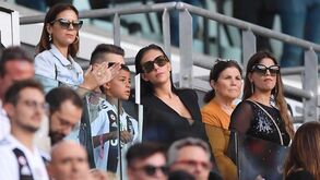 Cristiano Ronaldo: o apoio habitual na bancada e ainda uma estreia