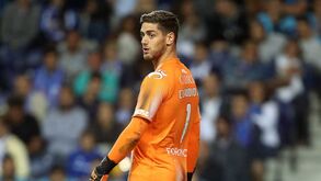 Cláudio Ramos apoiado após falha no Dragão